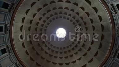 罗马意大利万神殿在罗马的热门旅游目的地。 万神殿的穹顶。 一束光束从屋顶照射